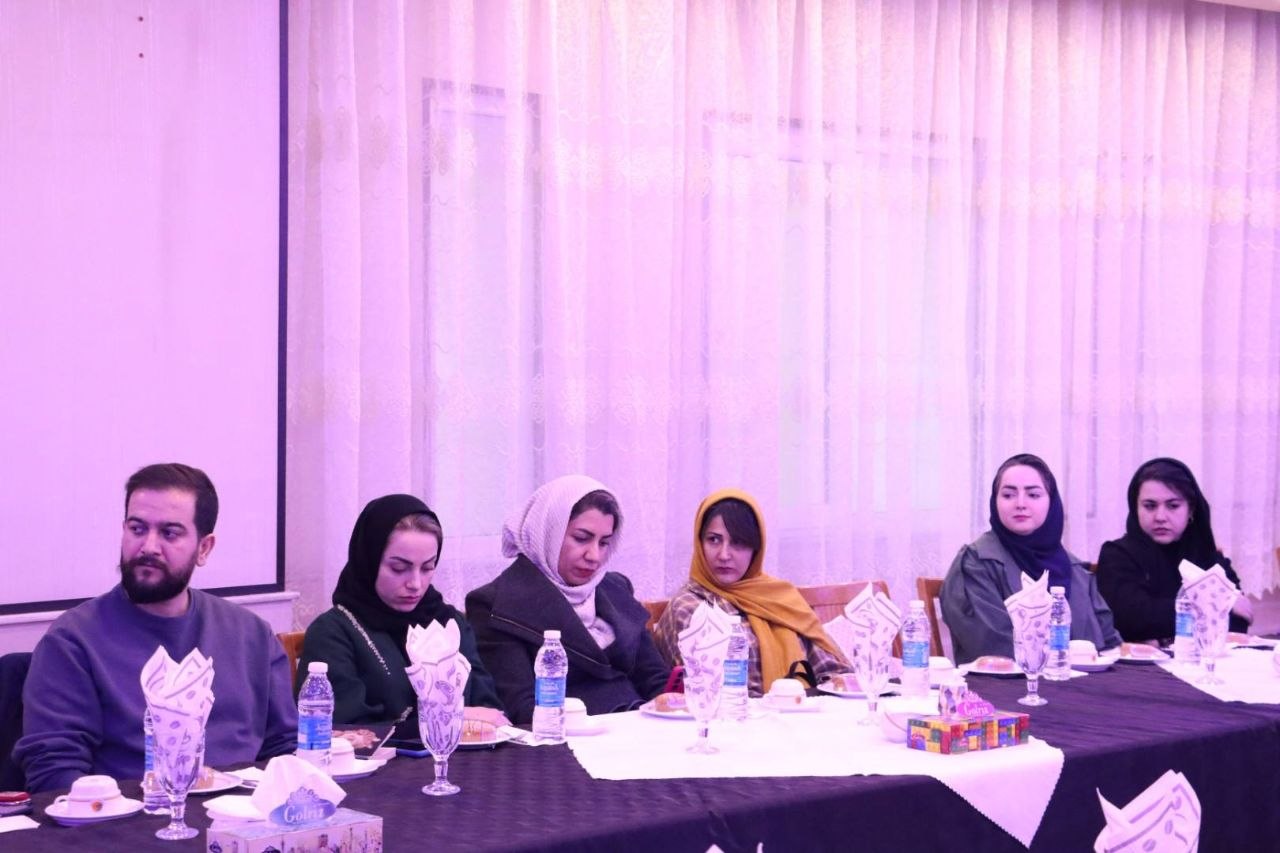 نشست معاون صنایعدستی و هنرهای سنتی کشور با هنرمندان صنایع دستی شهرستان های سمنان، مهدیشهر و سرخه